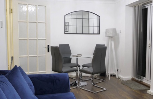 Edgbaston Apartment | nSpacious appt|4 beds|sleeps 5| Free parking| close to city| Netflix