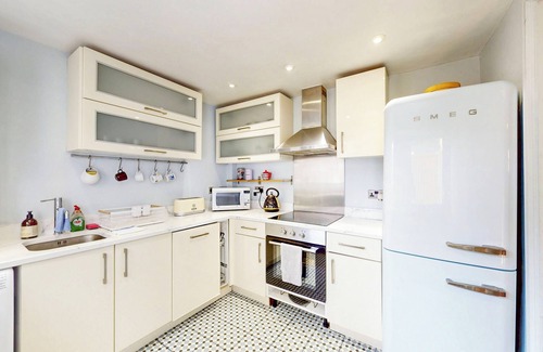 Grove Green House | nStylish 2BR House w/Garden | 10min walk to Tube