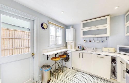 Grove Green House | nStylish 2BR House w/Garden | 10min walk to Tube