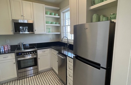 Seville Historic District Cottage | nThe MTR Cottage - Downtown Garden Elegance