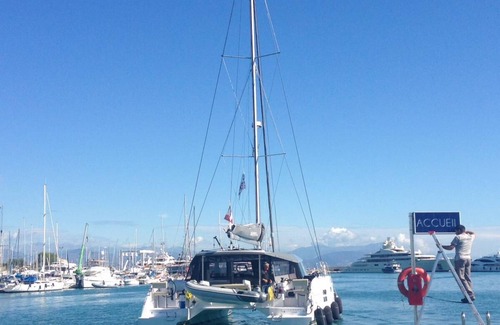 Cannes Old Town Boat Rental | Nuitée à Bord dun Catamaran à Lancre aux Îles