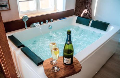 Guebwiller Apartment | Nuit romantique, Suite avec jacuzzi et cinéma privé au design Japandi