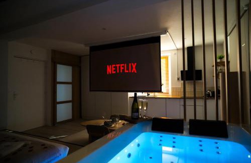 Guebwiller Apartment | Nuit romantique, Suite avec jacuzzi et cinéma privé au design Japandi