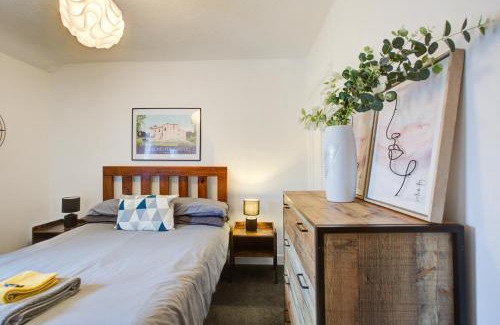 Colchester Apartment | 'Number 11' Central Colchester - Super Convenient 2 x Double Bed 1 x Single Bed Cottage PLUS Office & Garden, 8 min walk Nth Station & Town Ctr, 2 min walk local shops & restaurants