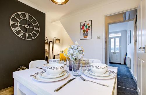 Colchester Apartment | 'Number 11' Central Colchester - Super Convenient 2 x Double Bed 1 x Single Bed Cottage PLUS Office & Garden, 8 min walk Nth Station & Town Ctr, 2 min walk local shops & restaurants