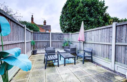 Colchester Apartment | 'Number 11' Central Colchester - Super Convenient 2 x Double Bed 1 x Single Bed Cottage PLUS Office & Garden, 8 min walk Nth Station & Town Ctr, 2 min walk local shops & restaurants