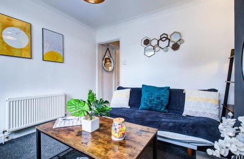 Colchester Apartment | 'Number 11' Central Colchester - Super Convenient 2 x Double Bed 1 x Single Bed Cottage PLUS Office & Garden, 8 min walk Nth Station & Town Ctr, 2 min walk local shops & restaurants