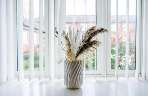 Mollington House | Number 21: A Breathtaking Chester Cottage with Parking