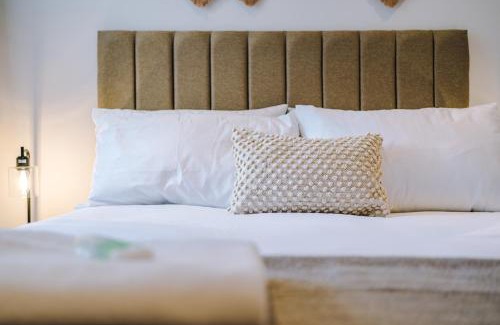 Mollington House | Number 21: A Breathtaking Chester Cottage with Parking