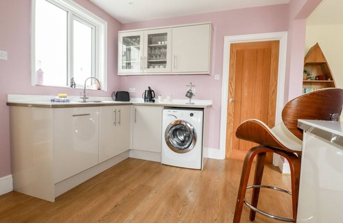 Bude House | NUMBER 37, pet friendly, country holiday cottage in Bude