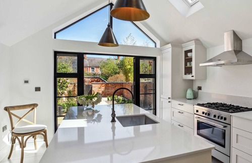 Henley House | Number Ten - Beautiful 3-Bedroom Luxury Home