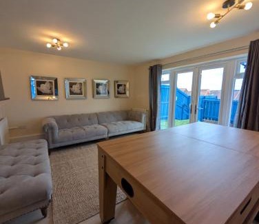 Newcastle-upon-Tyne House | Numero Uno Luxe Retreat 3BR 3 Baths Hot Tub wifi