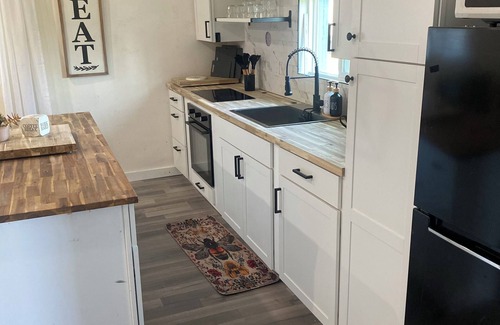Parkway-South Sacramento Cottage | Nurture, Nature in The Garden Flat 1-bedroom detached home with AC