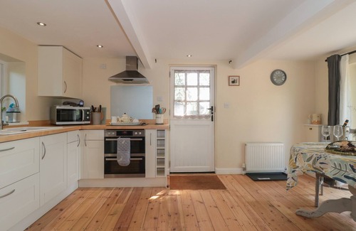 Honiton Cottage | NUTHATCH, pet friendly, with hot tub in Honiton