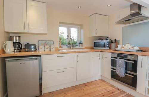 Honiton Cottage | NUTHATCH, pet friendly, with hot tub in Honiton