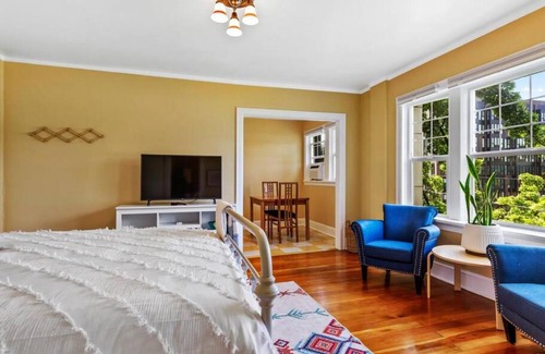 Alphabet Historic District House | NW Studio with a View