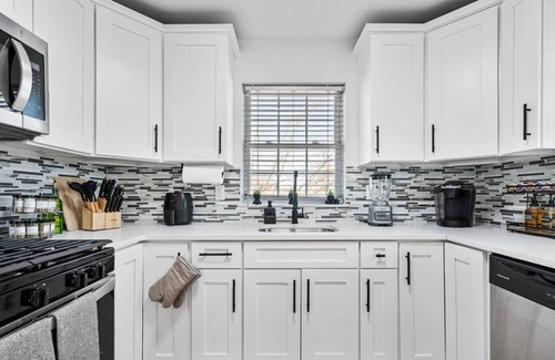 Constable Hook Condo | NYC 20min | Sleeps 10 | Free Parking | Patio