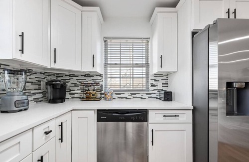 Constable Hook Condo | NYC 20min | Sleeps 10 | Free Parking | Patio