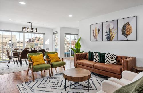 Constable Hook Apartment | NYC 20min, Sleeps 10, Free Parking, Patio