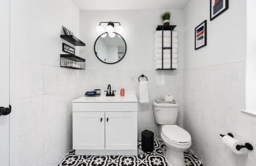 Constable Hook Apartment | NYC 20min, Sleeps 10, Free Parking, Patio