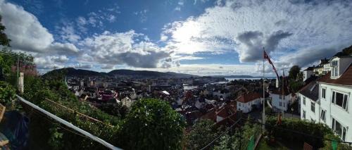 Bergen City Centre Apartment | Nydelig hus med privat hage og fantastisk utsikt over Fisketorget, Bryggen og Bergen sentrum