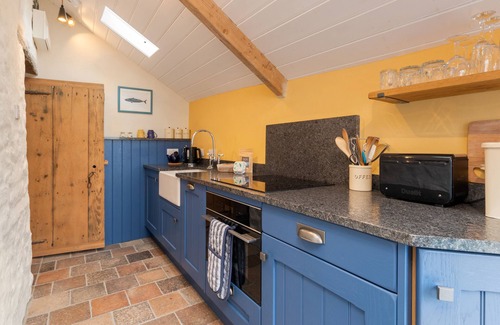 New Quay Cottage | NYTH FACH, romantic, character holiday cottage in New Quay