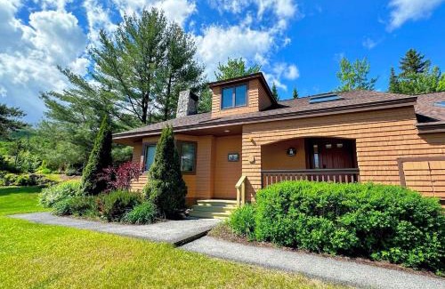 Bretton Woods Villa | O8 Renovated Forest Cottage Townhome with great Mt Washington views fast wifi Walk to skiing