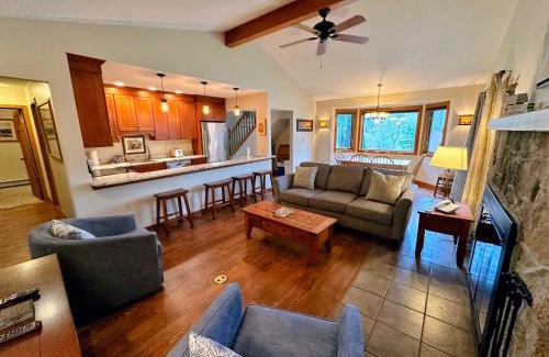 Bretton Woods Villa | O8 Renovated Forest Cottage Townhome with great Mt Washington views fast wifi Walk to skiing
