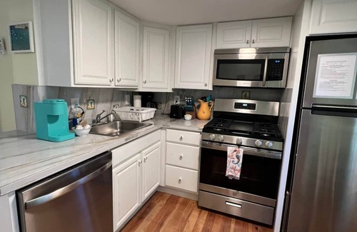 Plymouth House | Oahu*sleeps 5*near beach*outdoor shower*firepit*gas grill