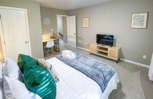 Southwest Raleigh House | Oak City Retreat—Townhome with Game Room, mins from PNC arena!