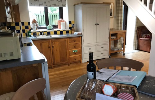 Llandysul Cottage | OAK COTTAGE, pet friendly, with hot tub in Newcastle Emlyn