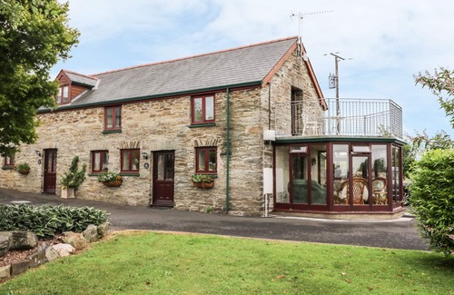 Llandysul Cottage | OAK COTTAGE, pet friendly, with hot tub in Newcastle Emlyn