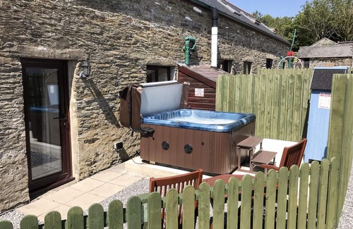 Llandysul Cottage | OAK COTTAGE, pet friendly, with hot tub in Newcastle Emlyn