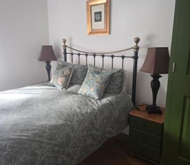 Harrietsham House | Oak Cottage with private log fired hot tub