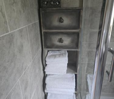 Harrietsham House | Oak Cottage with private log fired hot tub
