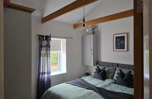 Harrietsham House | Oak Cottage with private log fired hot tub