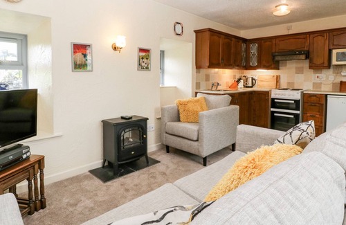 Lympsham Cottage | OAK TREE, pet friendly, character holiday cottage in Brean