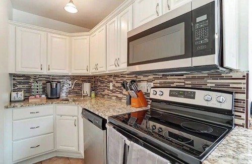 Hyde Park House | Oakley Square 3BR - Walkable-Sleeps 5 - Fire Pit