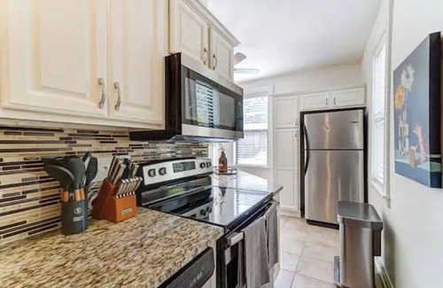 Hyde Park House | Oakley Square 3BR - Walkable-Sleeps 5 - Fire Pit