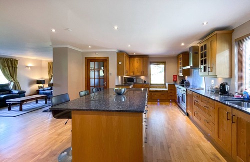 Drymen Cottage | Oakwoods House - a house that sleeps 10 guests in 4 bedrooms