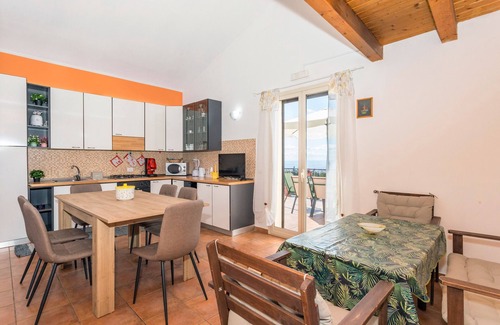 Belpasso Villa | Oasi Dell'Etna Apartment with Mountain View, Wi-Fi and Air Conditioning