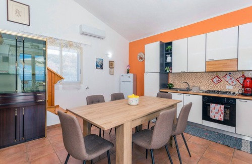 Belpasso Villa | Oasi Dell'Etna Apartment with Mountain View, Wi-Fi and Air Conditioning