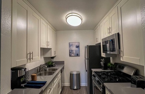Hollywood Hotel | Oasis 2 BR View of Hollywood Sign, W/D, & Parking