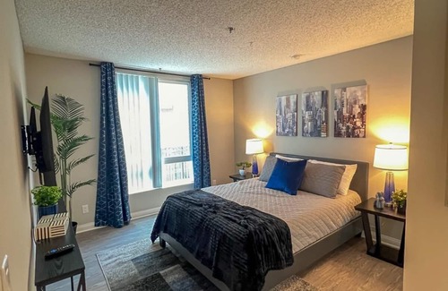 Hollywood Hotel | Oasis 2 BR View of Hollywood Sign, W/D, & Parking