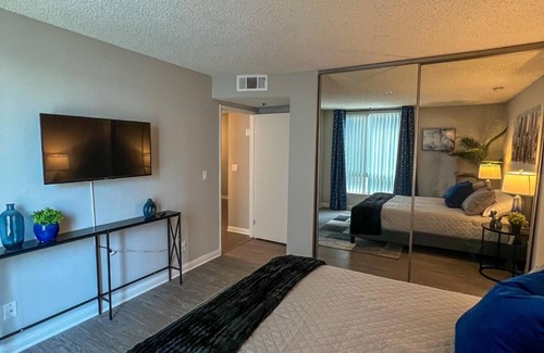 Hollywood Hotel | Oasis 2 BR View of Hollywood Sign, W/D, & Parking