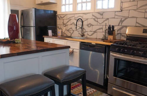 Highland Park House | Oasis 3 Bedrooms-3 Bathrooms Fully Stock Chef Kitchen for12 guest.