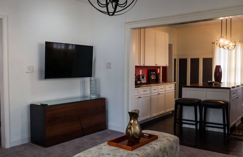 Highland Park House | Oasis 3 Bedrooms-3 Bathrooms Fully Stock Chef Kitchen for12 guest.