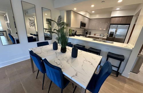 Los Angeles Hotel | Oasis 3 BR 3 BA steps from Century City Mall