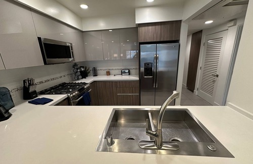 Los Angeles Hotel | Oasis 3 BR 3 BA steps from Century City Mall