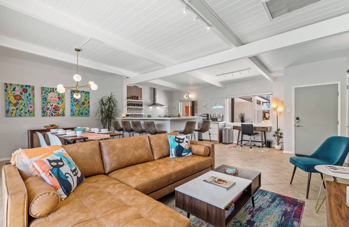 Palm Springs House | Oasis de Caroleta – 1960s-Inspired Home with Deep Pebble Pool, Spa, Fire Pit & Mountain Views